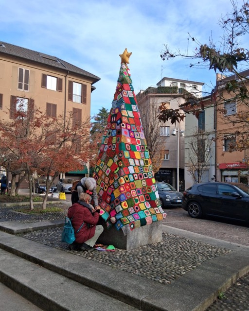 Sferruzzare Solidale: l’arte della lana colora il Natale casatese