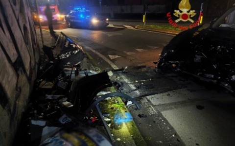 Finisce fuori strada con l’auto: grave un giovane