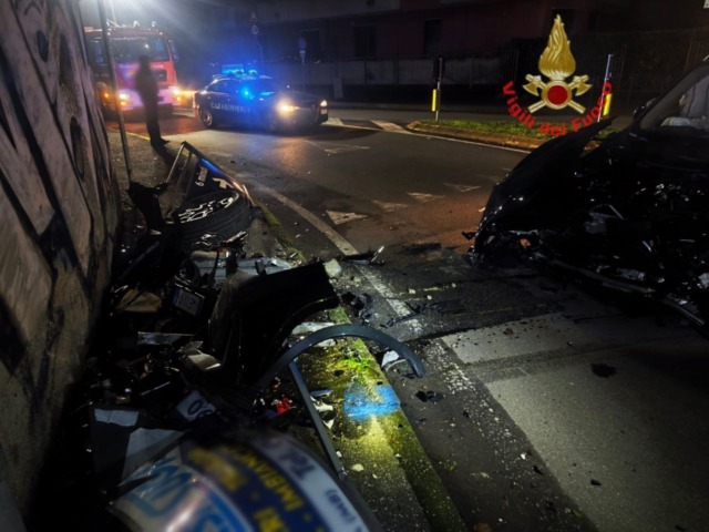 Finisce fuori strada con l’auto: grave un giovane