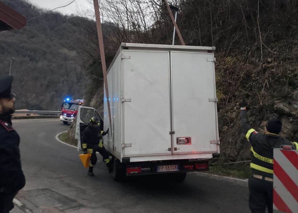 Soccorsi a Torre de’ Busi per un veicolo pericolante in via Cornello