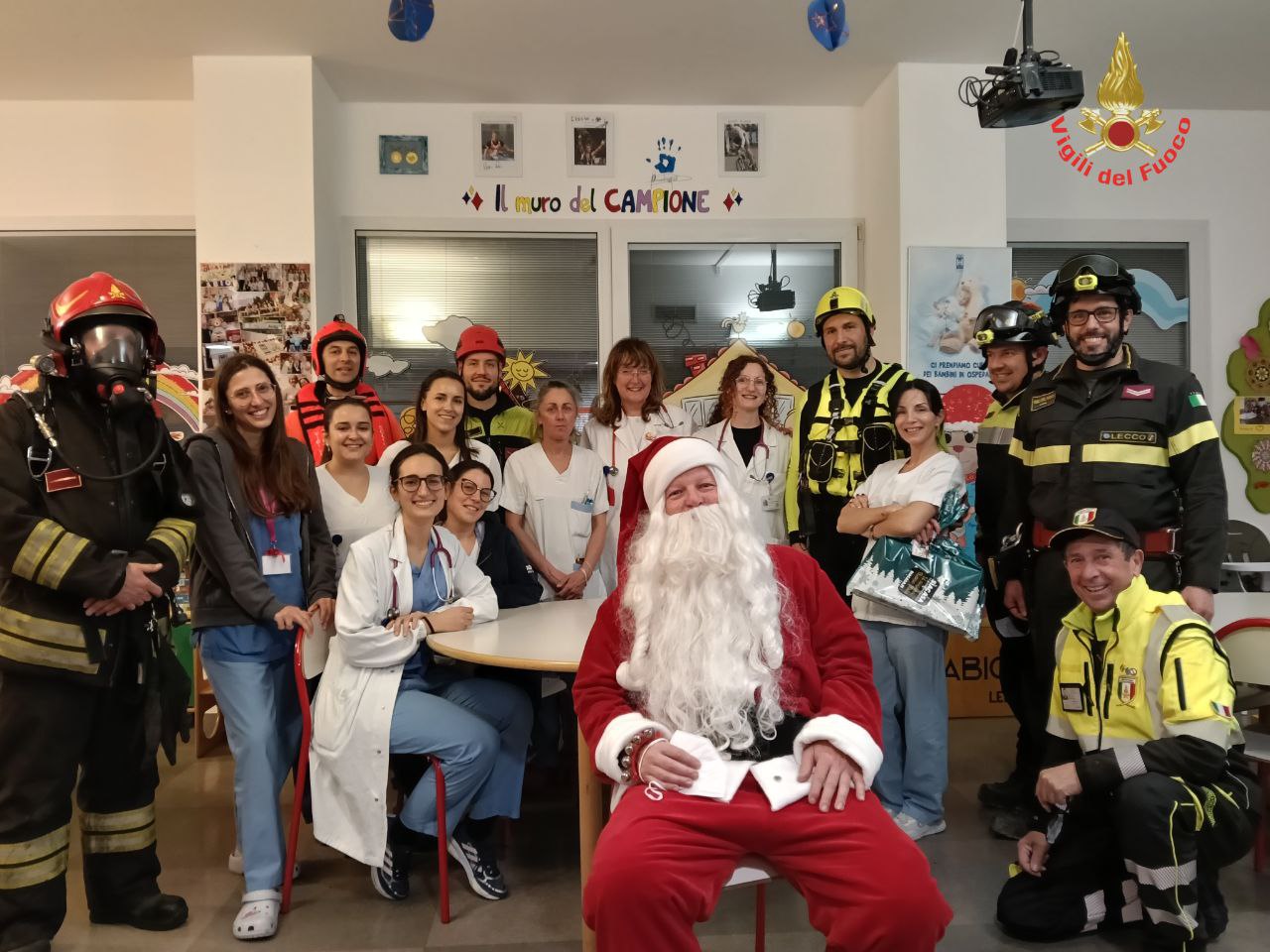 Un Natale di gioia e speranza in Pediatria e TIN con i Vigili del Fuoco