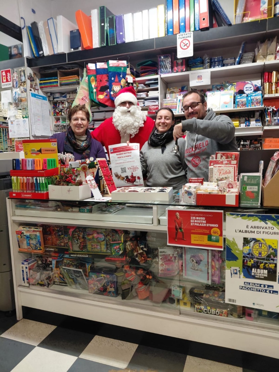 Babbo Natale porta i doni ai bambini di Olgiate