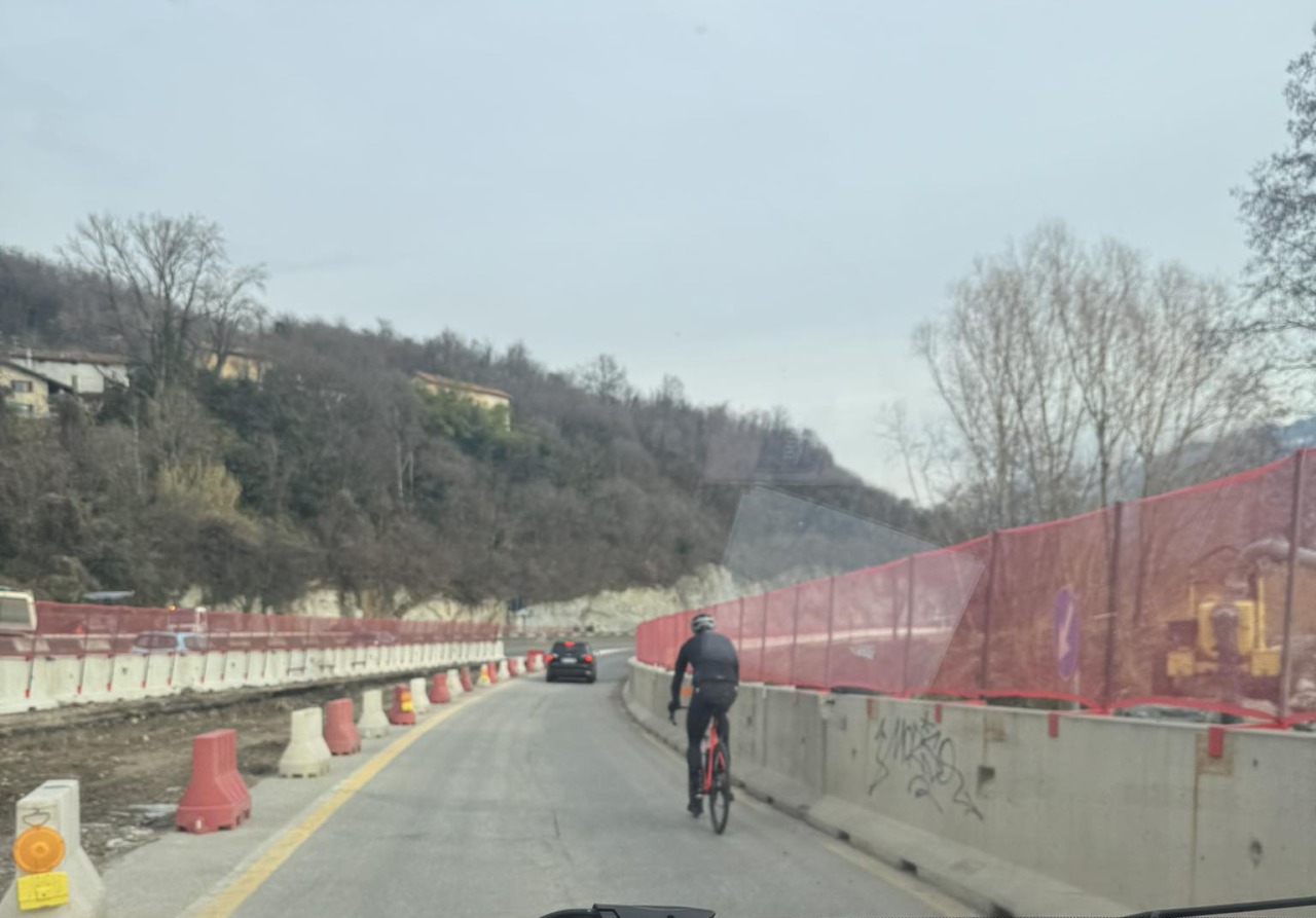 Superstrada o pista ciclabile? Natale tra ironia e pericoli sulla Statale 36