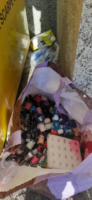 Brivio, smalti abbandonati accanto al cassonetto per abiti usati: la denuncia di Plastic Free