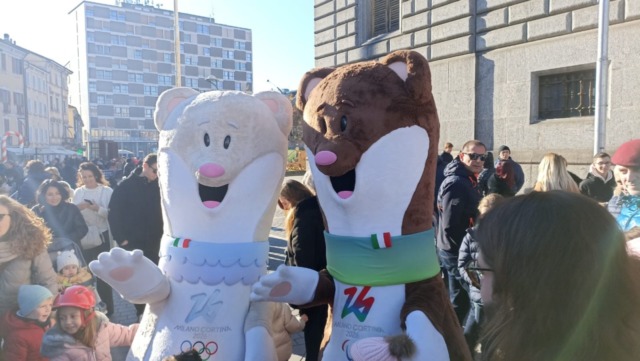 Monza si scalda per la Fiaccola Olimpica: bagno di folla per le mascotte