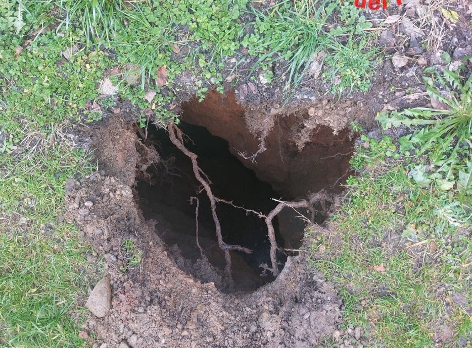 Inghiottito in una voragine nel terreno: si salva per miracolo