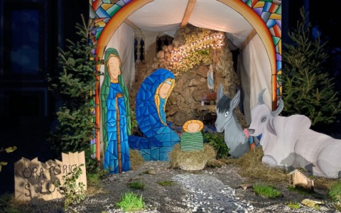 Un presepe fatto di mani e di cuore accende l’avvento dell’Oratorio del paese
