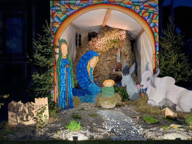 Un presepe fatto di mani e di cuore accende l’avvento dell’Oratorio del paese