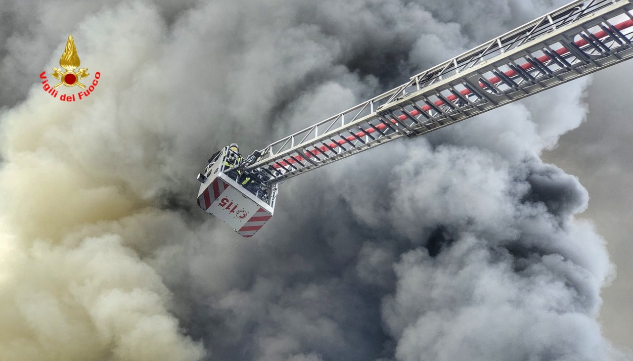 Incendio in un capannone della zona industriale, in azione i Vigili del fuoco