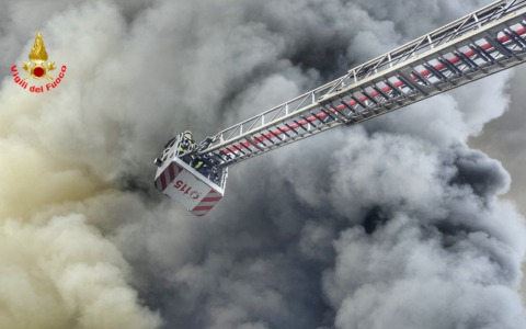 Incendio in un capannone della zona industriale, in azione i Vigili del fuoco