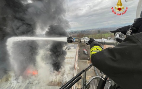Stabilimento RONCALab di Lomagna: “Fiamme totalmente domate, resta un presidio per la notte”