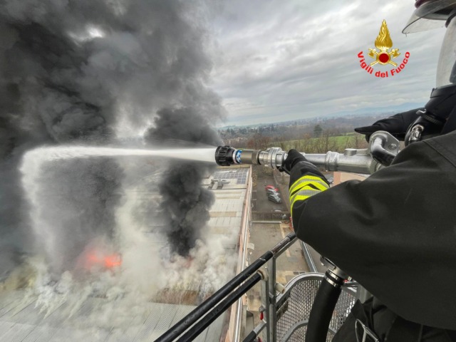 Stabilimento RONCALab di Lomagna: “Fiamme totalmente domate, resta un presidio per la notte”