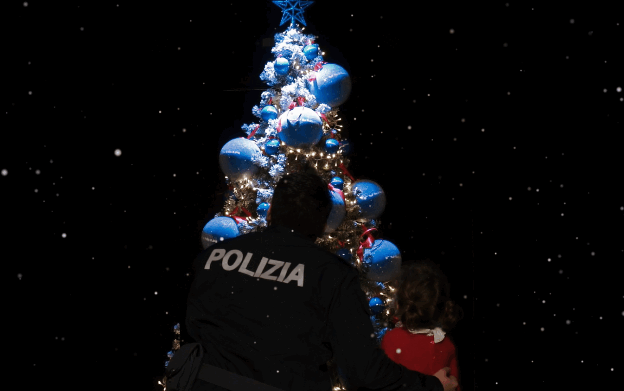 Natale in Polizia: uno spot celebra sorrisi, abbracci e #EsserciSempre