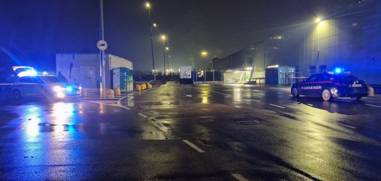 Allarme bomba nel parcheggio del Gigante, intervengono anche gli artificieri