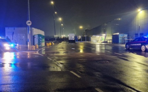 Allarme bomba nel parcheggio del Gigante, intervengono anche gli artificieri