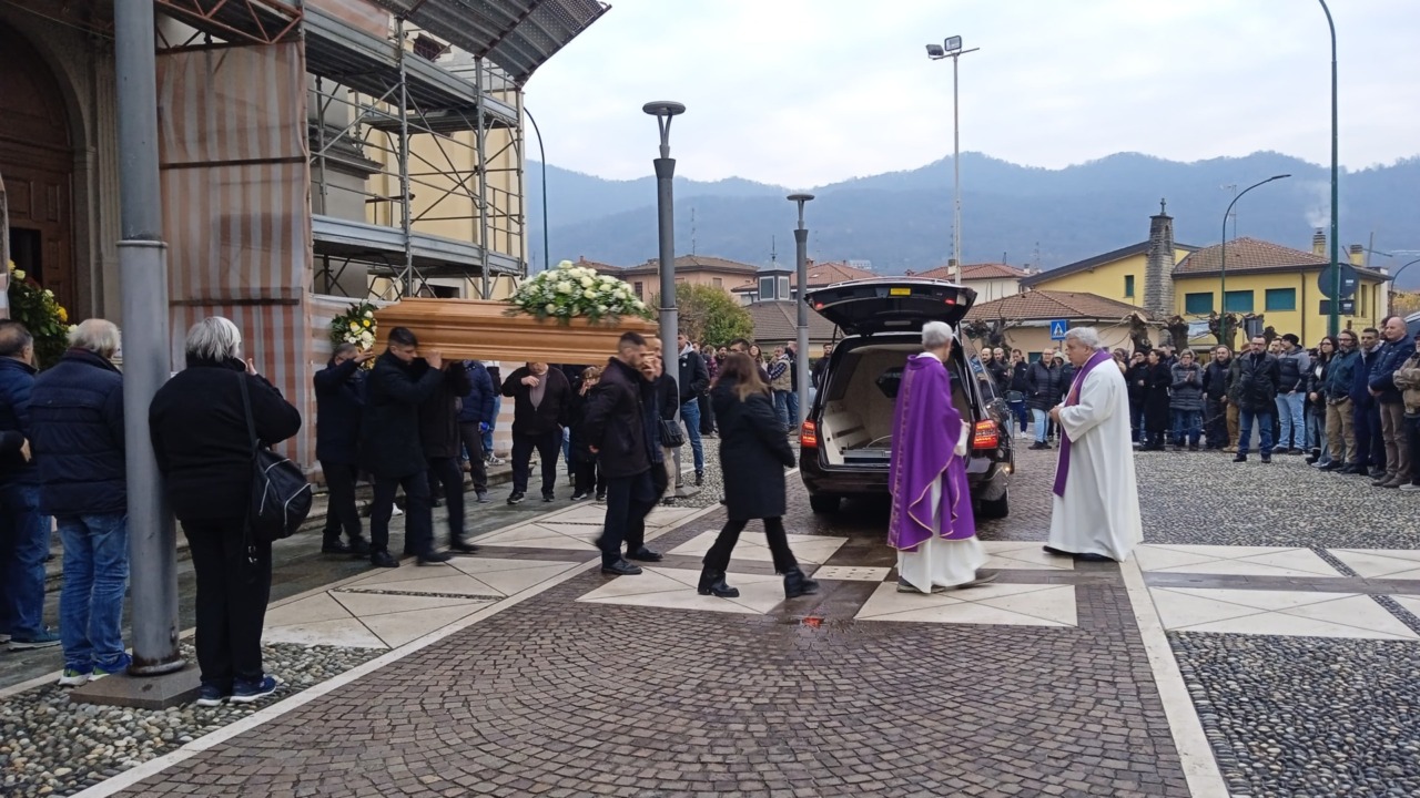 Folla e commozione al funerale del pizzaiolo Marco Motta, scomparso tragicamente