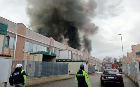 Brucia un capannone, il Comune invita a tenere chiuse le finestre