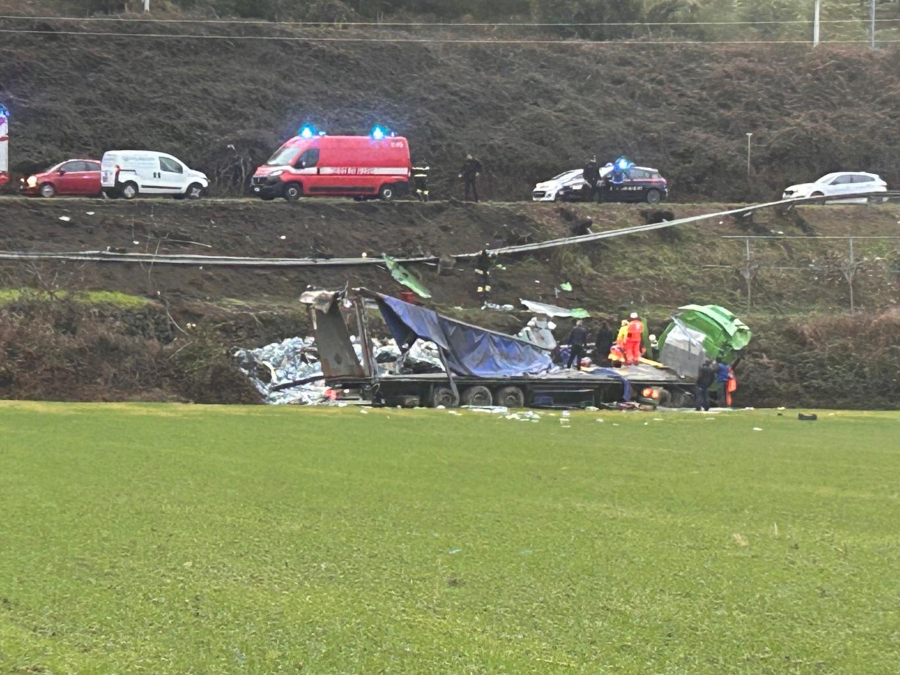 Precipita un camion, autista ferito gravemente
