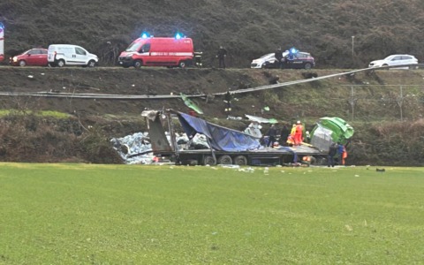 Precipita un camion, autista ferito gravemente