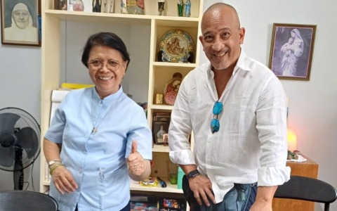 Torna nelle Filippine dove fu adottato e riabbraccia il suo orfanotrofio