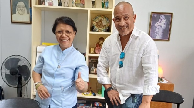 Torna nelle Filippine dove fu adottato e riabbraccia il suo orfanotrofio