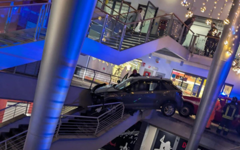 Si schianta con l’auto sulle scale del centro commerciale, paura per un anziano