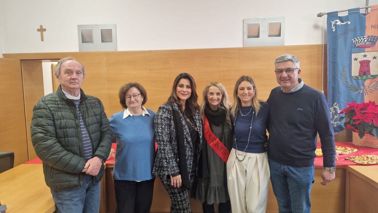 Grande festa per una dipendente comunale che va in pensione