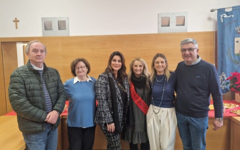 Grande festa per una dipendente comunale che va in pensione