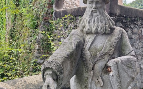 Paderno d’Adda, vandalizzata la statua di Leonardo Da Vinci