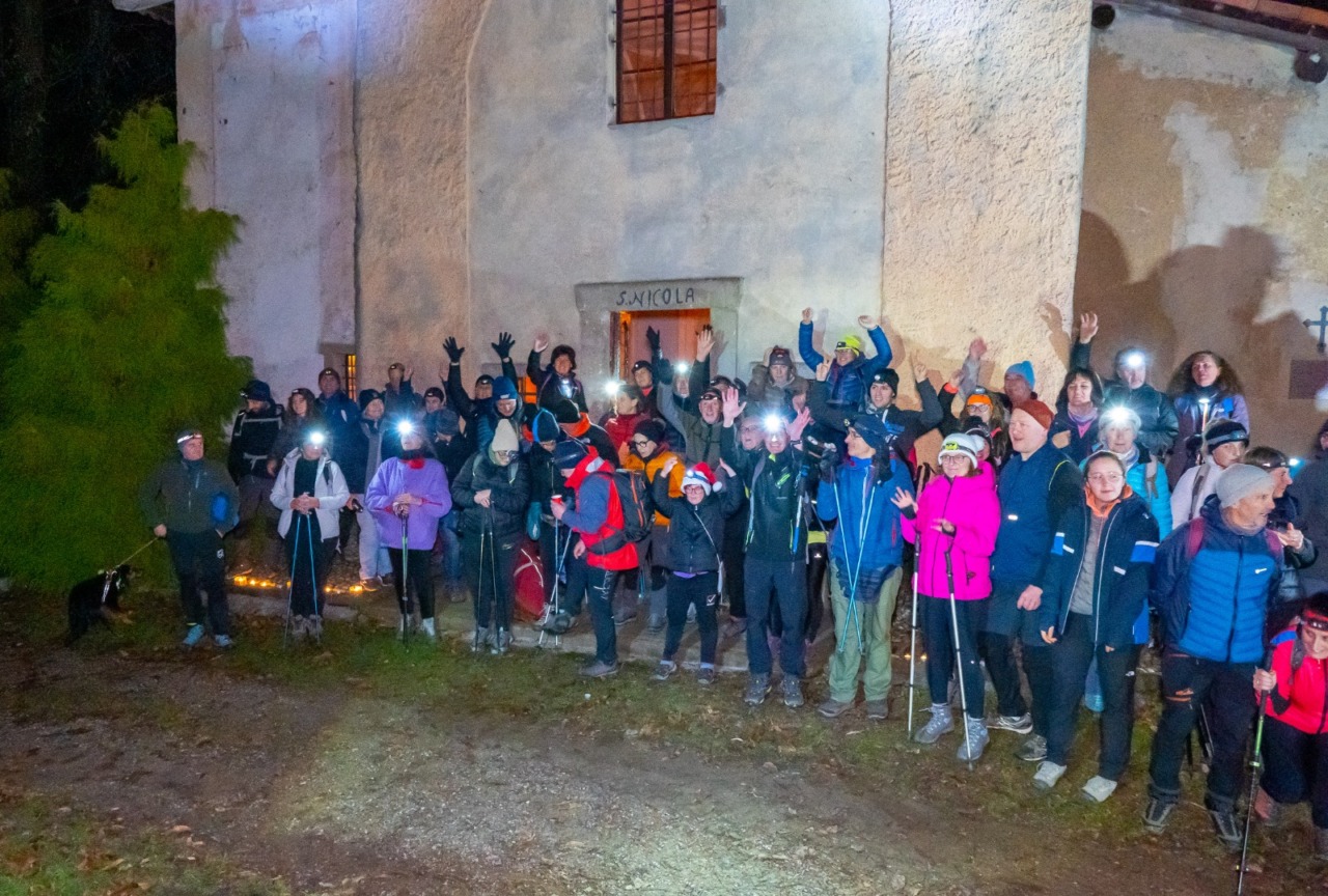 Luci e magia sul Monte di Brianza: oltre 100 partecipanti alla “Fiaccolata natalizia”