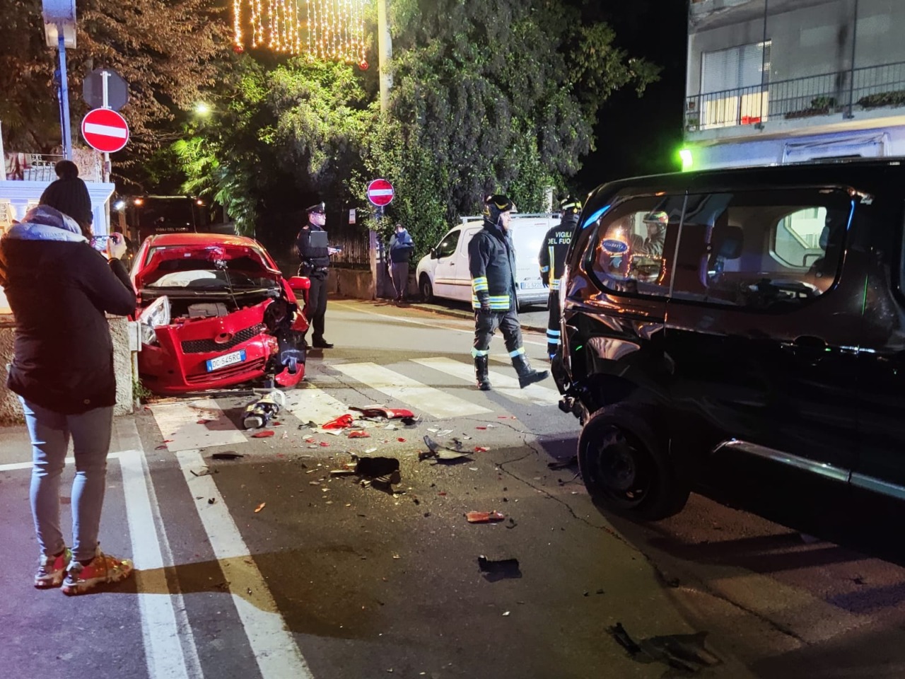 Perde il controllo dell’auto e si schianta su un pulmino disabili: gravissima una donna