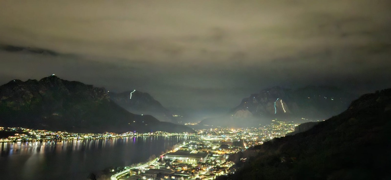 Luce e calore sulle montagne lecchesi con le fiaccolate