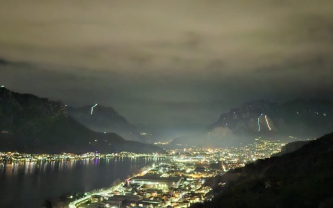 Luce e calore sulle montagne lecchesi con le fiaccolate