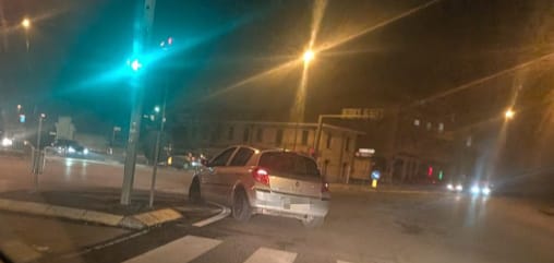 Finto tamponamento al semaforo, truffa sventata dalla vittima