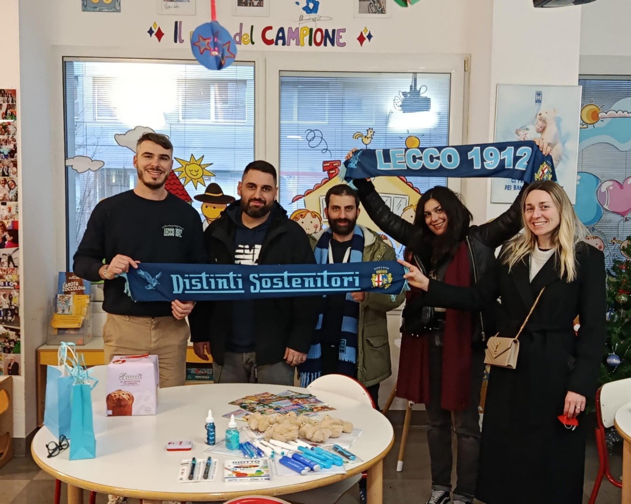 Natale bluceleste: sorrisi e colori per i bambini del Manzoni