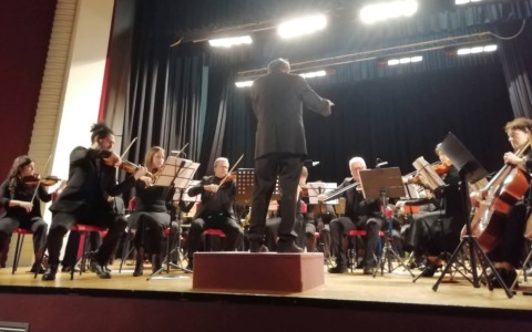 Suisio, un successo il concerto della New Pop Orchestra