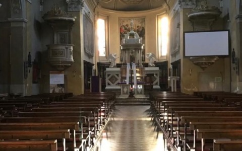 Si intrufola in chiesa e ruba il fonte battesimale in rame