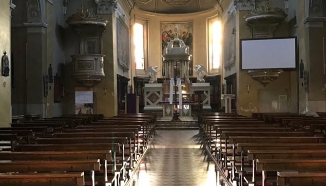 Si intrufola in chiesa e ruba il fonte battesimale in rame