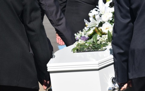 Parenti al cimitero per il funerale, ma i loculi non sono ancora pronti