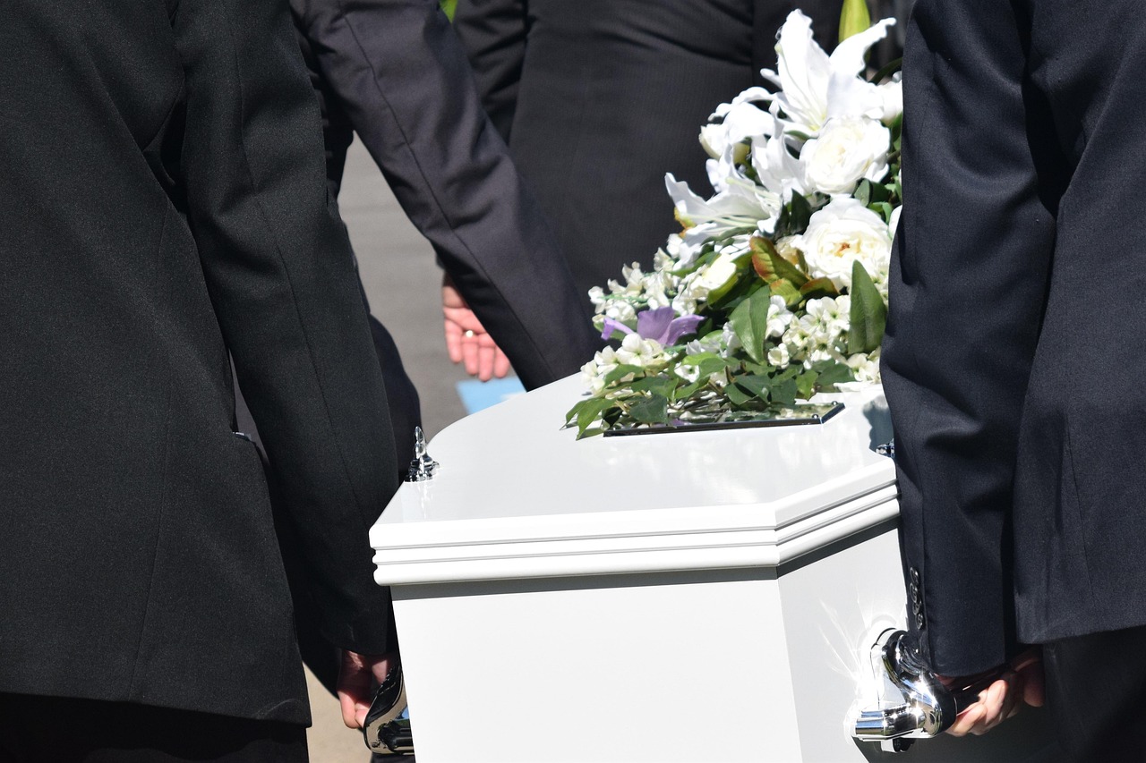 Parenti al cimitero per il funerale, ma i loculi non sono ancora pronti