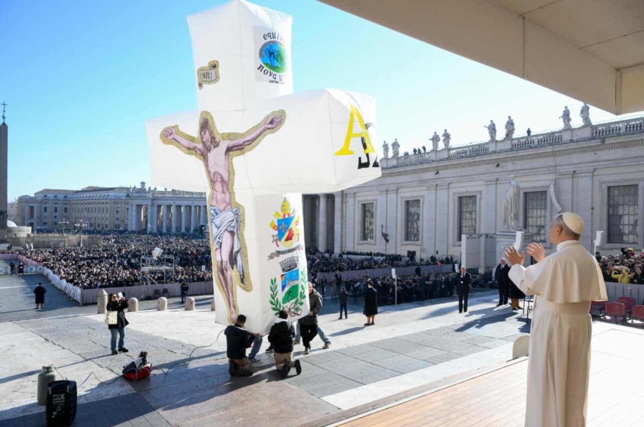 Il Papa riceve in dono un’enorme croce aerostatica realizzata nell’Isola Bergamasca