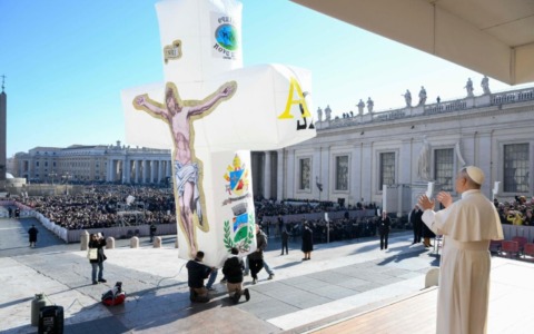 Il Papa riceve in dono un’enorme croce aerostatica realizzata nell’Isola Bergamasca