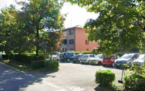 Parcheggi “monopolizzati” dai dipendenti di un’azienda, Prospettive interroga