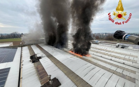 Incendio a Lomagna, ancora impossibile per i tecnici entrare nello stabilimento