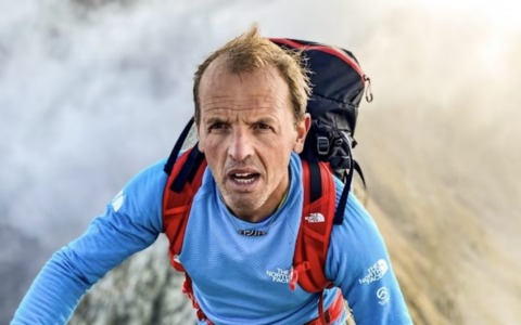 Simone Moro rassicura tutti con un videomessaggio sui social: “Sto bene, tornerò presto in Italia”