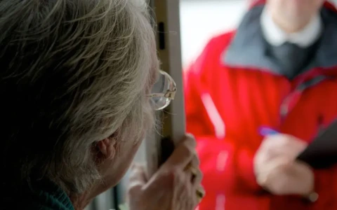 Finti volontari della Croce Bianca in azione, allarme truffa nel Meratese