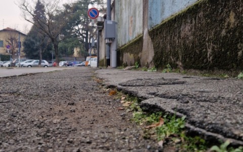 Cade a causa di un marciapiede dissestato, si rompe il braccio e ora vuole denunciare il Comune