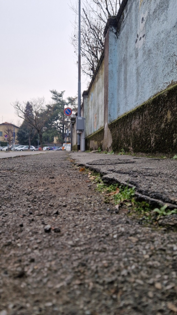 Cade a causa di un marciapiede dissestato, si rompe il braccio e ora vuole denunciare il Comune