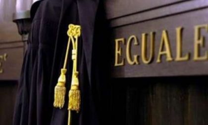 Atti sessuali con studentessa minorenne, assolto il prof: “Il fatto non costituisce reato”