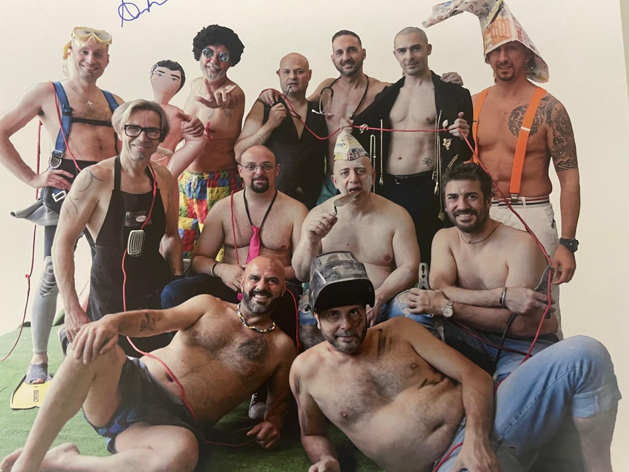 Facendo il verso al sexy calendario Pirelli hanno raccolto fondi  per beneficenza